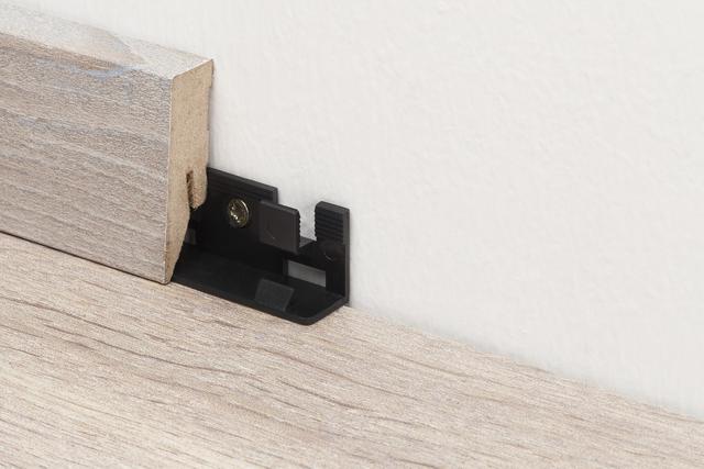Mounting clips for skirtings